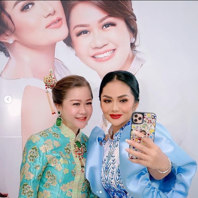 Apa rahasia awet muda Krisdayanti? Dalam akun Instagram klinik kecantikan @dr.chen_aesthetic terungkap perawatan yang membuat penampilan Krisdayanti dibanjiri pujian awet muda. Menurut dr. Chen, sebagai ambassador dari kliniknya, KD rutin melakukan perawatan pengencangan kulit dengan alat bernama Thermage FLX. Foto: Instagram @krisdayantilemos