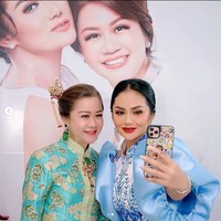 Apa rahasia awet muda Krisdayanti? Dalam akun Instagram klinik kecantikan @dr.chen_aesthetic terungkap perawatan yang membuat penampilan Krisdayanti dibanjiri pujian awet muda. Menurut dr. Chen, sebagai ambassador dari kliniknya, KD rutin melakukan perawatan pengencangan kulit dengan alat bernama Thermage FLX. Foto: Instagram @krisdayantilemos