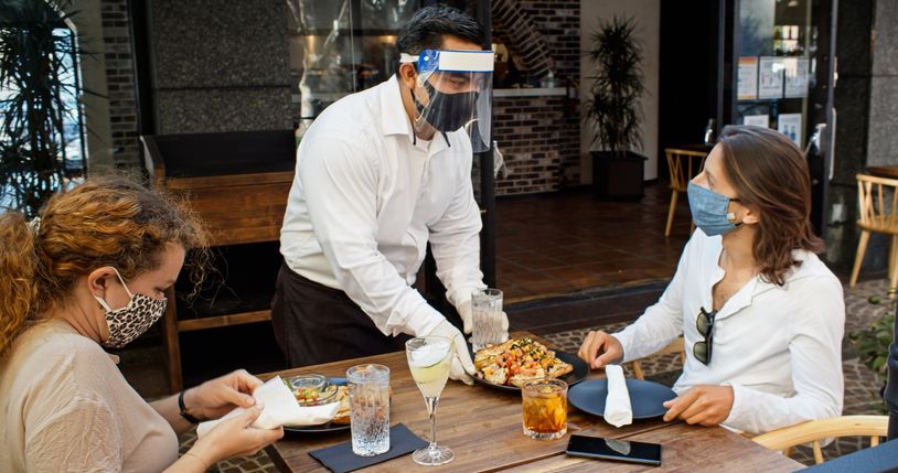 Waspada! Makan di Restoran Tetap Berisiko Tertular Virus Corona Meski Sudah Vaksin
