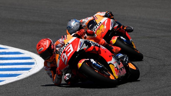 Repsol Honda Teams Spanish rider Marc Marquez (L) and Repsol Honda Teams Spanish rider Pol Espargaro ride during the MotoGP race of the Spanish Grand Prix at the Jerez Circuit in Jerez de la Frontera on May 2, 2021. (Photo by PIERRE-PHILIPPE MARCOU / AFP)