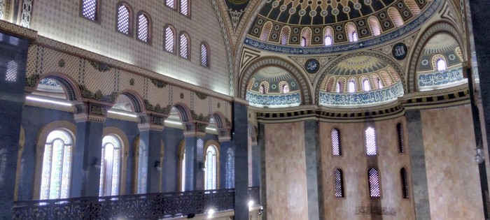 Masjid Agung Al Hidayah berdiri megah di Dusun Donowarih, Desa Karangan, Kecamatan Karangploso, Kabupaten Malang. Bangunan masjid ini mirip Hagia Sophia atau Aya Sofya, tempat ibadah di Istanbul, Turki.