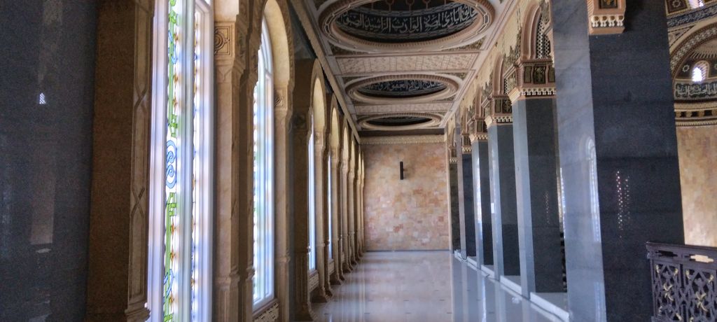 Masjid Agung Al Hidayah berdiri megah di Dusun Donowarih, Desa Karangan, Kecamatan Karangploso, Kabupaten Malang. Bangunan masjid ini mirip Hagia Sophia atau Aya Sofya, tempat ibadah di Istanbul, Turki.