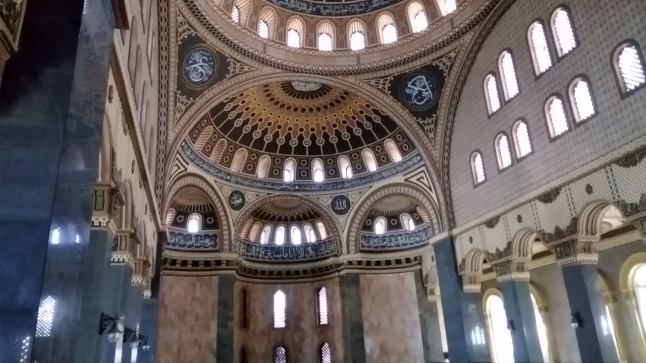 Masjid Agung Al Hidayah berdiri megah di Dusun Donowarih, Desa Karangan, Kecamatan Karangploso, Kabupaten Malang. Bangunan masjid ini mirip Hagia Sophia atau Aya Sofya, tempat ibadah di Istanbul, Turki.