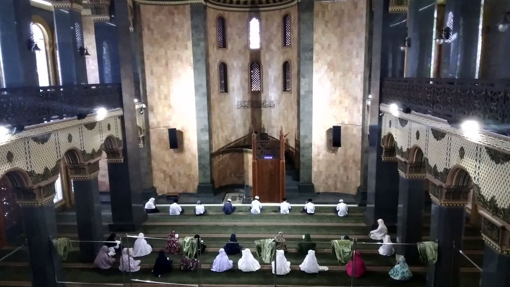 Masjid Agung Al Hidayah berdiri megah di Dusun Donowarih, Desa Karangan, Kecamatan Karangploso, Kabupaten Malang. Bangunan masjid ini mirip Hagia Sophia atau Aya Sofya, tempat ibadah di Istanbul, Turki.
