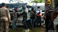 Pengetatan juga dilakukan di jalur Selatan Tegal-Purwokerto, Klonengan, Kabupaten Tegal, Jawa Tengah. ANTARA FOTO/Oky Lukmansyah.