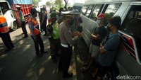 Sejumlah travel gelap diberhentikan. ANTARA FOTO/Oky Lukmansyah.