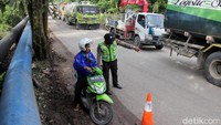 Polres Dumai bersama Dishub dan Satpol PP melakukan penyekatan terhadap pelaku mudik di pintu masuk kota Bukit Timah Dumai, Riau. ANTARA FOTO/Aswaddy Hamid.
