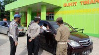 Mereka melakukan pemeriksaan protokol kesehatan dan memberikan arahan tentang larangan mudik pada para pengendara. ANTARA FOTO/Aswaddy Hamid.