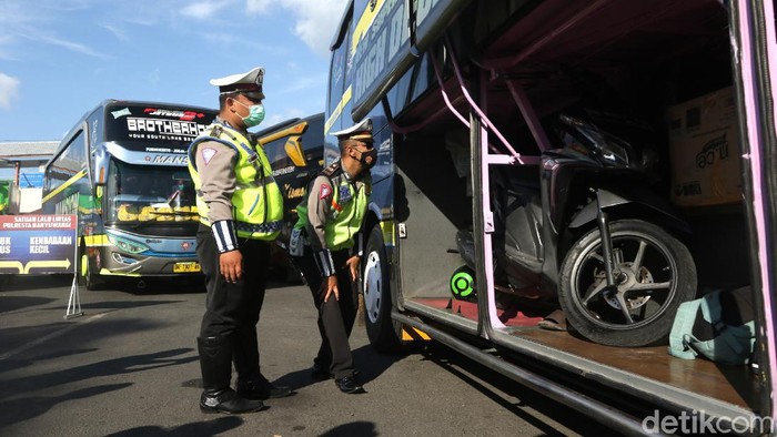 Melihat Aksi Polisi Lakukan Pengetatan Pemudik Awal Polisi melakukan pengetatan pergerakan warga di berbagai daerah. Hal ini untuk mencegah warga melakukan mudik awal jelang pemberlakuan larangan mudik.