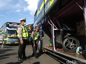 Melihat Aksi Polisi Lakukan Pengetatan Pemudik Awal