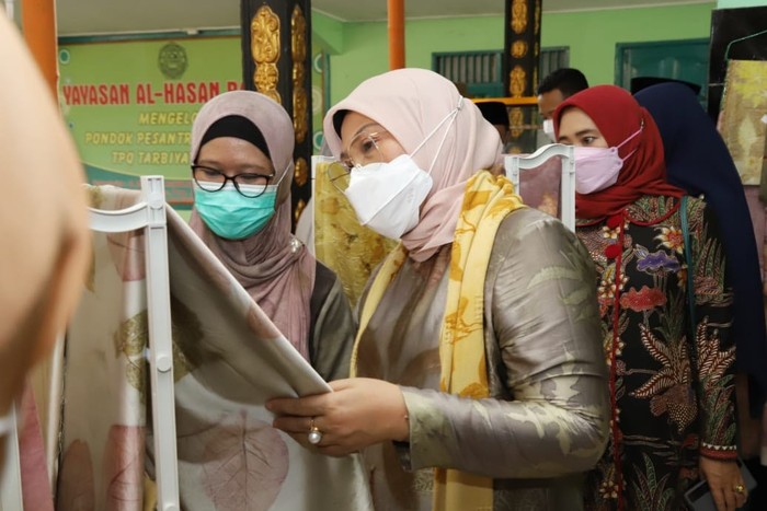 Menaker Ida Fauziyah Tinjau Usaha Ecoprint Purbalingga