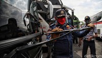 Pemeriksaan tersebut meliputi kondisi kendaraan serta memeriksa surat berkendara supir bus serta surat jalan.  