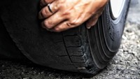 Petugas memeriksa berbagai bagian bus untuk memastikan kondisi bus tersebut aman dan laiak jalan.  