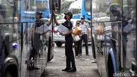 Petugas Dinas Perhubungan melakukan ramp check terhadap armada bus angkutan mudik di Terminal Tanjung Priok, Jakarta, Senin (3/5/2021).