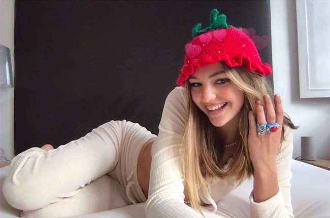 Selama pandemi pun, ia terlihat sering bereksperimen dengan membuat berbagai macam kreasi tangan, seperti membuat perhiasan, pot bunga, hingga patung.  Foto: Instagram @mimimoocher