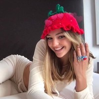 Selama pandemi pun, ia terlihat sering bereksperimen dengan membuat berbagai macam kreasi tangan, seperti membuat perhiasan, pot bunga, hingga patung.  Foto: Instagram @mimimoocher