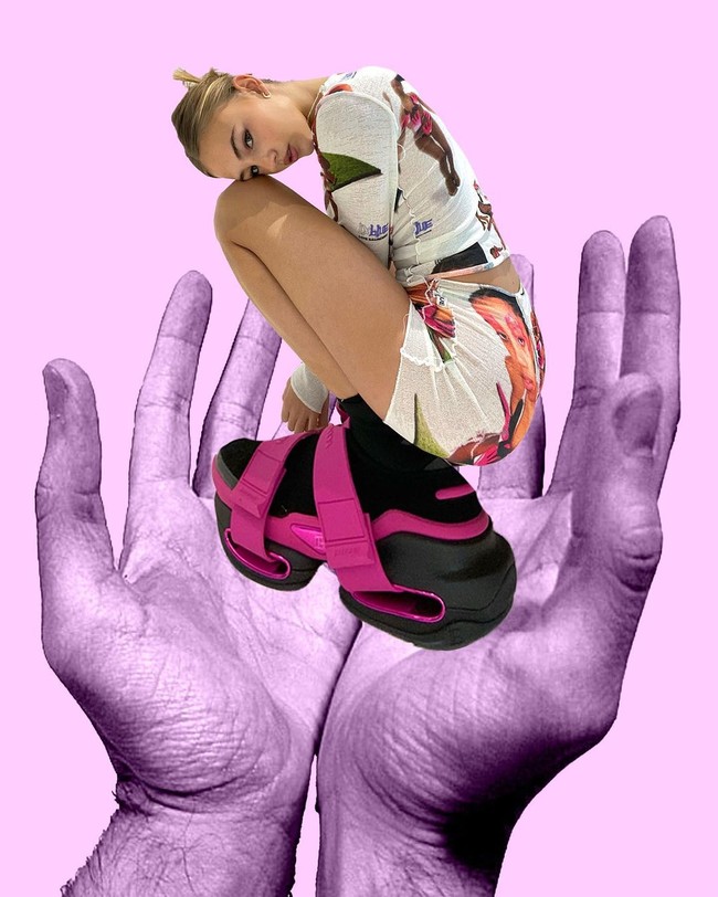 Tak hanya karena busana atau latar belakang, Mia Regan memang suka mengedit foto sehingga feed Instagram-nya terlihat artsy seperti majalah. Keunikan tersebut tampaknya yang membuat Mia diprediksi menjadi it girl baru Inggris. Foto: Instagram @mimimoocher