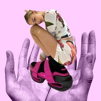 Tak hanya karena busana atau latar belakang, Mia Regan memang suka mengedit foto sehingga feed Instagram-nya terlihat artsy seperti majalah. Keunikan tersebut tampaknya yang membuat Mia diprediksi menjadi it girl baru Inggris. Foto: Instagram @mimimoocher