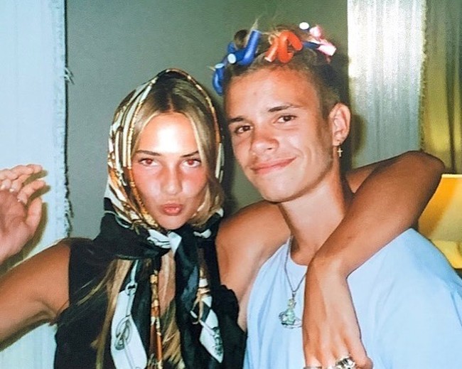 Romeo dan Mia sendiri pertama kali tertangkap bersama September dua tahun lalu di sebuah acara makan malam after-party fashion show Victoria Beckham. Di akun Instagram, mereka pun sering menampakkan kemesraan dan liburan bersama. Foto: Instagram @mimimoocher