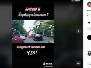 Viral Mobil Pelat Merah Halangi Laju Kereta di Jalan Raya
