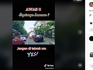 Viral Mobil Pelat Merah Halangi Laju Kereta di Jalan Raya