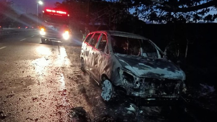 Mobil Innova ludes terbakar di Jalan Raya Porong Lama