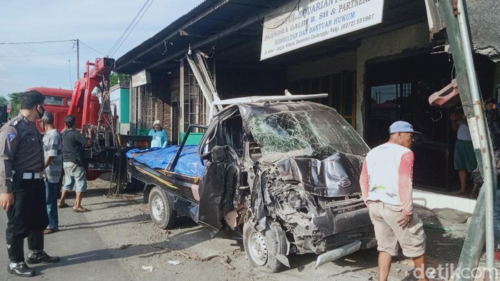 Mobil pikap tabrak kantor pengacara di jalan Yogya-Solo, Kecamatan Delanggu, Klaten, Senin (3/5/2021).