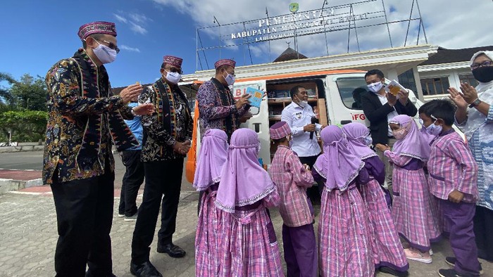 Mobil Pintar untuk Tingkatkan Minat Baca Anak-anak Kabupaten Manggarai Barat, NTT, menerima bantuan mobil pintar. Mobil pintar ini diharapkan dapat meningkatkan minat baca pada anak-anak usia dini.