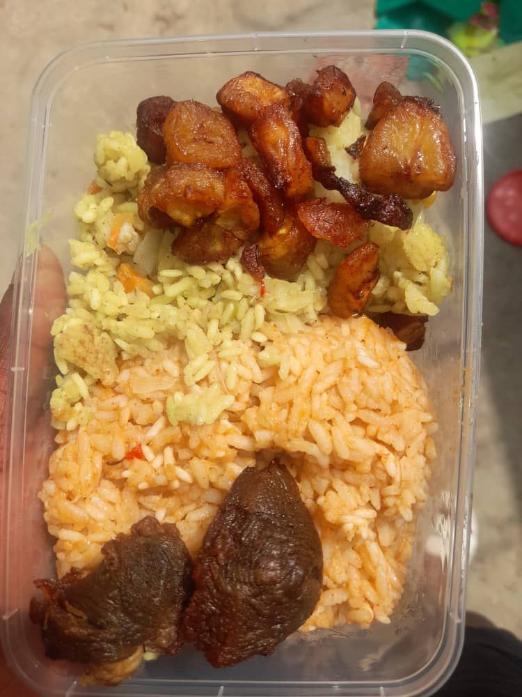 Mulia! Pria Ini Masak Lalu Bagikan Makanan dan Uang ke Pengemis