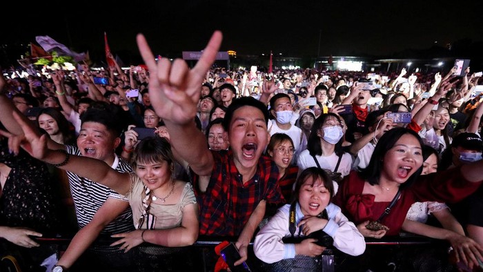 Fans attend a performance of a rock band at the Strawberry Music Festival during Labour Day holiday in Wuhan, Hubei Province, China May 1, 2021. REUTERS/Tingshu Wang     TPX IMAGES OF THE DAY