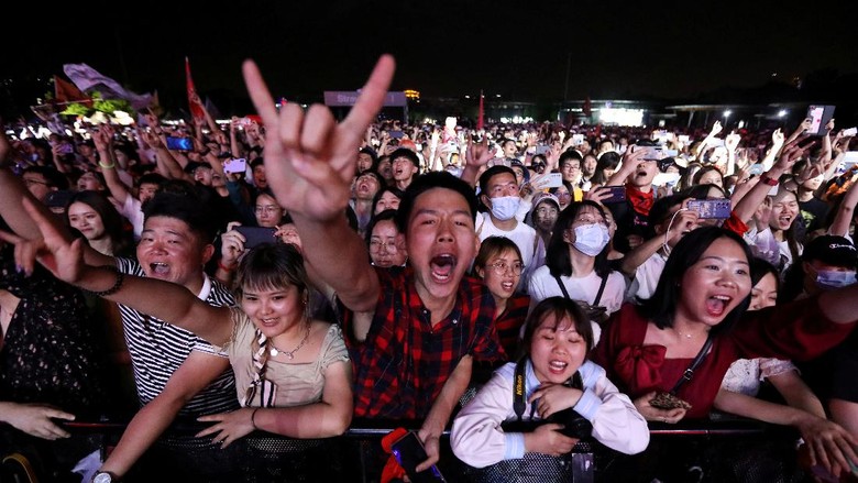 Fans attend a performance of a rock band at the Strawberry Music Festival during Labour Day holiday in Wuhan, Hubei Province, China May 1, 2021. REUTERS/Tingshu Wang     TPX IMAGES OF THE DAY