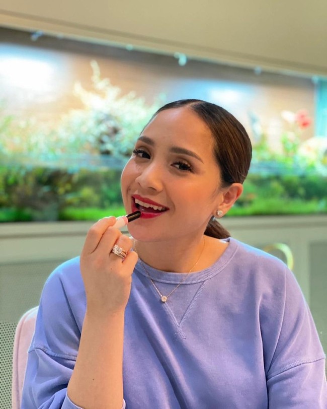 Beberapa waktu lalu heboh kabar mengenai ayah Ayu Ting Ting yang dinilai melakukan body shaming kepada Nagita Slavina. Tudingan tersebut bermula dari Abdul Rozak yang mengomentari anaknya yang disebut tukang plagiat. Ayu mah nggak pernah plagiat sama orang. Dia mah dari dulu jadi artis Korea style. Kita lihat dulu keadaan badannya. Cocok nggak yang diplagiatin sama anak saya? Bener-bener cantik, badan juga bagus. Siapa dulu yang diplagiatin. Ngaca dulu kali yah, terang Abdul Rozak dalam sebuah tayangan YouTube Indosiar. Foto: Instagram @raffinagita1717/ YouTube Rans Entertainment