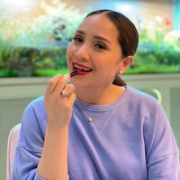 Beberapa waktu lalu heboh kabar mengenai ayah Ayu Ting Ting yang dinilai melakukan body shaming kepada Nagita Slavina. Tudingan tersebut bermula dari Abdul Rozak yang mengomentari anaknya yang disebut tukang plagiat. Ayu mah nggak pernah plagiat sama orang. Dia mah dari dulu jadi artis Korea style. Kita lihat dulu keadaan badannya. Cocok nggak yang diplagiatin sama anak saya? Bener-bener cantik, badan juga bagus. Siapa dulu yang diplagiatin. Ngaca dulu kali yah, terang Abdul Rozak dalam sebuah tayangan YouTube Indosiar. Foto: Instagram @raffinagita1717/ YouTube Rans Entertainment