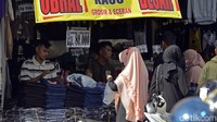 Pengunjung memilih pakaian di area penjualan pakaian di Pasar Bambu Kuning Bandar Lampung, Lampung, Minggu (2/5/2021). Menurut pedagang meski omzet penjualan pakaian sempat turun akibat pandemi namun mendekati Hari Raya Idul Fitri 1422 H mulai naik kembali hingga 50 persen dibandingkan penjulan sebelum bulan puasa. ANTARA FOTO/Ardiansyah.