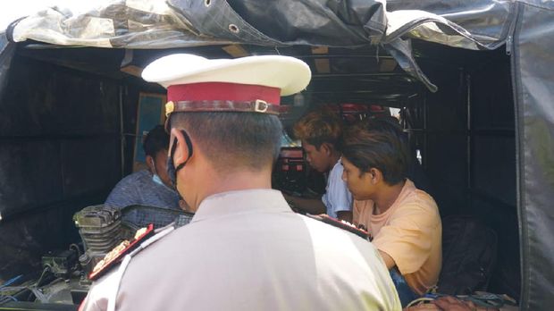 Polisi menghentikan pemudik naik pikap yang ditutup terpal di Jalan Lingkar Demak, Senin (3/5/2021)