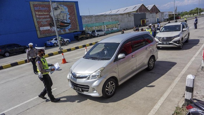 Petugas kepolisian memeriksa kelengkapan surat perjalanan pengendara di Exit Tol Setono, Pekalongan, Jawa Tengah, Senin (3/5/2021). Pemeriksaan jalur mudik oleh petugas gabungan tersebut dilakukan untuk pengetatan pergerakan warga jelang pelarangan masa mudik pada 6-17 Mei 2021 sebagai upaya pencegahan penyebaran COVID-19. ANTARA FOTO/Harviyan Perdana Putra/aww.