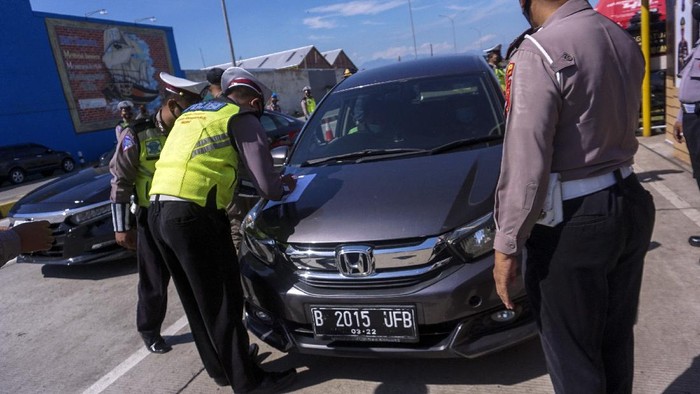 PENGETATATAN PERGERAKAN DI JALUR PANTURA Petugas kepolisian memeriksa kelengkapan surat perjalanan pengendara di Exit Tol Setono, Pekalongan, Jawa Tengah, Senin (3/5/2021). Pemeriksaan jalur mudik oleh petugas gabungan tersebut dilakukan untuk pengetatan pergerakan warga jelang pelarangan masa mudik pada 6-17 Mei 2021 sebagai upaya pencegahan penyebaran COVID-19. ANTARA FOTO/Harviyan Perdana Putra/aww.