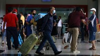 Sejumlah penumpang pesawat tiba di Bandara Djalaludin di Kabupaten Gorontalo, Gorontalo, Minggu (2/5/2021). Sebagian penumpang mengaku mudik lebih awal untuk menghindari masa larangan mudik pada tanggal 6 hingga 17 Mei 2021 nanti. ANTARA FOTO/Adiwinata Solihin.