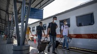 Pemudik awal juga terlihat di Stasiun Kertapati, Palembang, Sumatera Selatan, Minggu (2/5/2021).  ANTARA FOTO/Nova Wahyudi.