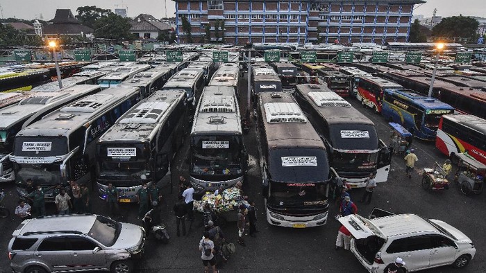 Penumpang di Terminal dan Bandara Ini Naik Jelang Larangan Mudik Terjadi peningkatan penumpang di sejumlah terminal dan bandara jelang pemberlakuan larangan mudik. Warga melalukan mudik awal untuk menghindarangan larangan mudik.