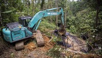 Petugas mengoperasikan alat berat untuk menimbun sumur minyak ilegal di Desa Bondon, Bayung Lencir, Musi Banyuasin (Muba), Sumatera Selatan.  