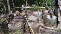 Tambang ilegal ini diketahui terdiri dari dua bentuk, sumur bor yang menjadi tempat pengerukan hasil bumi dan tempat penyulingan atau pengelolaan minyak.  