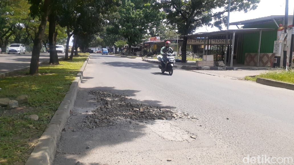 Perbaikan Jl Tegar Beriman, Kabupaten Bogor, Jawa Barat, 3 Mei 2021. (Afzal Nur Iman/detikcom)