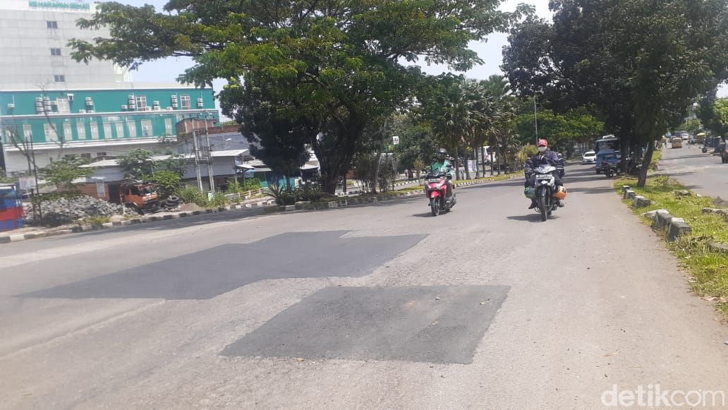 Perbaikan Jl Tegar Beriman, Kabupaten Bogor, Jawa Barat, 3 Mei 2021. (Afzal Nur Iman/detikcom)