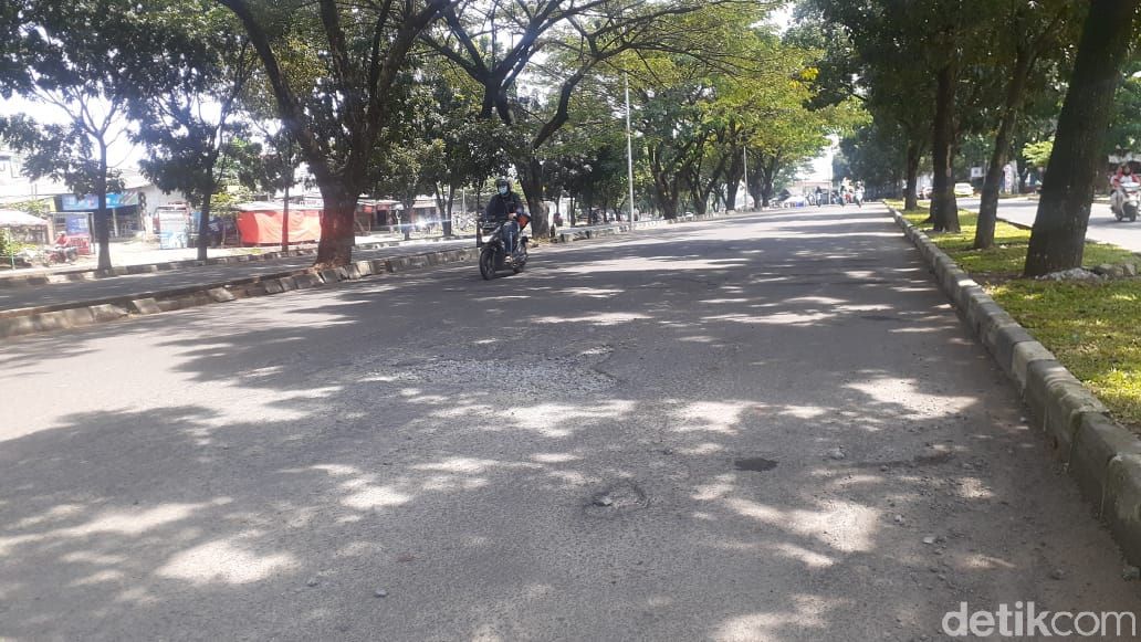 Perbaikan Jl Tegar Beriman, Kabupaten Bogor, Jawa Barat, 3 Mei 2021. (Afzal Nur Iman/detikcom)