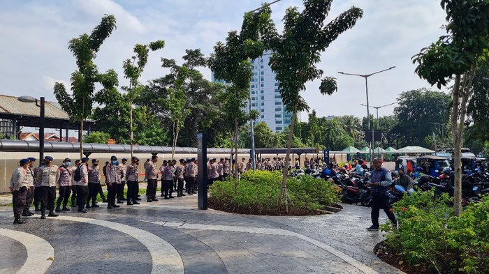 Petugas kepolisian, TNI dan Satpol PP jaga Stasiun Tanah Abang
