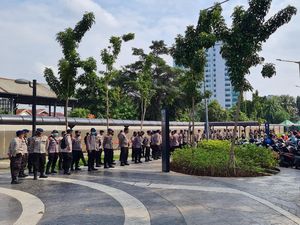 Cegah Kerumunan, Aparat TNI-Polri Berjaga di Stasiun Tanah Abang