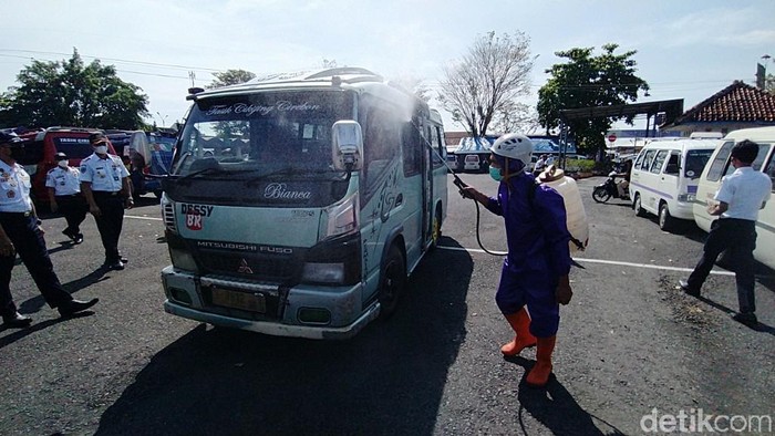 Petugas melakukan penyemprotan disinfektan ke angkutan AKDP di Terminal Ciamis
