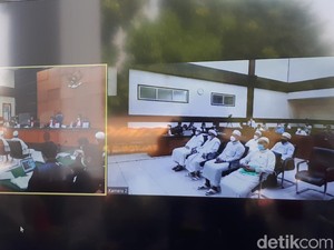 Tangis Ketua Panitia Maulid Nabi Saat Bersaksi Habib Rizieq