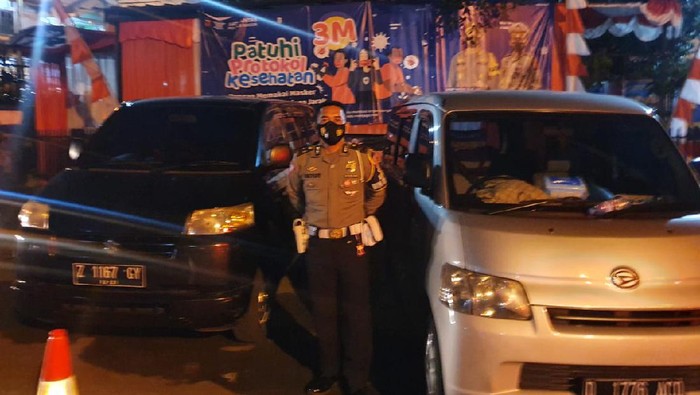 Polisi menahan dua mobil travel gelap di Bogor